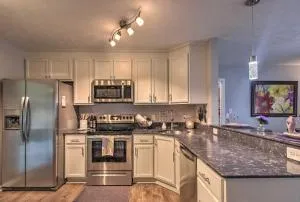 Condo with Sunroom, Near Downtown Hendersonville! - Zirconia