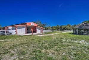 Pastoral Naples Home on Working Horse Farm!