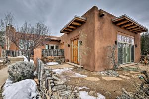 Adobe-Style Home with Views Less Than 5 Mi to Santa Fe Plaza