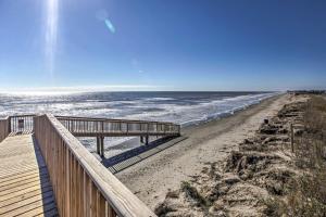 Oceanfront Condo with Pool in Galveston!