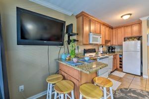 Oceanfront Condo with Pool in Galveston!