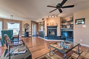 Balcony, Pool and Hot Tub Cozy Condo in Arkansas!