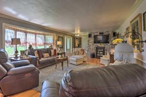 Spacious Home 2 Mi from Downtown Stanford!