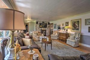 Spacious Home 2 Mi from Downtown Stanford!