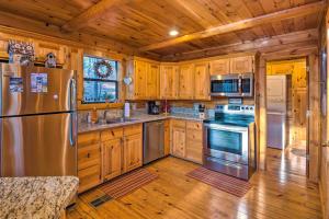 Spacious Cabin with Hot Tub 2 Mi to Beavers Bend