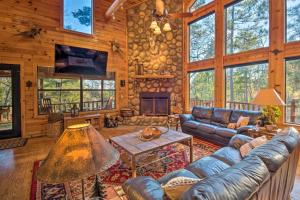 Spacious Cabin with Hot Tub 2 Mi to Beavers Bend