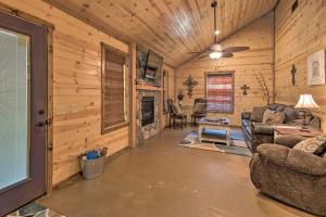 Cabin w Hot Tub - Near Broken Bow Lake & Hiking!