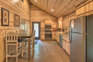 Cabin w Hot Tub - Near Broken Bow Lake & Hiking!