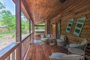 Cabin w Hot Tub - Near Broken Bow Lake & Hiking!
