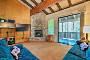 Holiday Home room in Ski Condo with Beach Access and 2 Mi to Diamond Peak!