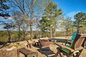 Broken Bow Mountaintop Home w/ Hot Tub!