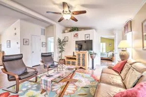 Surfside Beach Home with Resort Perks Walk to Beach - ميرتل بيتش