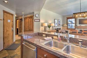 Walk to Lifts Breck Condo on Main St with Amenities