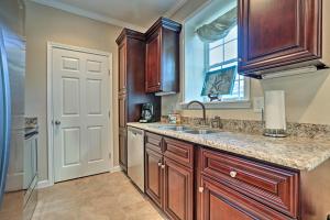 Walk to Beach Lavish Resort Escape in Galveston!