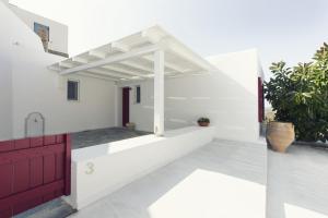 modern apartment with a sea view and swimming pool in Koundouros