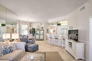 Waterfront Condo with Lanai and Views - Walk to Beach!