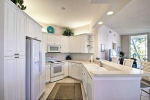 Waterfront Condo with Lanai and Views - Walk to Beach!