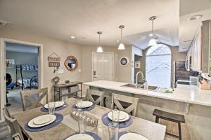 4 Mi to Strip: Cozy Lake-View Retreat in Branson