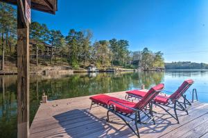 Holiday Home room in Lake Hamilton Home 8 Mi to Oaklawn Racing Resort!