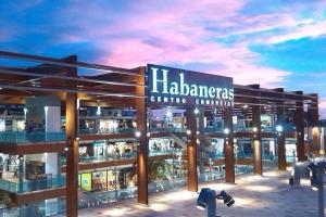 Cozy Holiday @ 3BR Apt Near Beach Promenade!