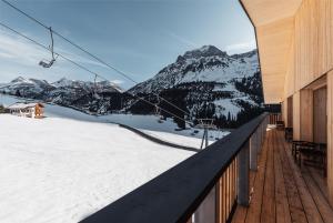 Burgis - Adults only