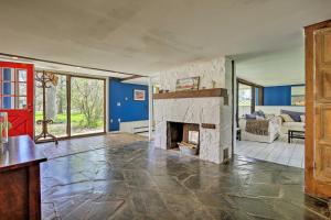 Charming Tivoli Home with Patio, by Town and Shops