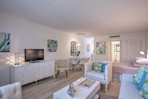 Apartment room in Renovated Studio Walk to Naples Pier and Beach
