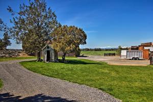 Dog-Friendly Ranch Cottage w Yard ~ 13 Mi to Bend