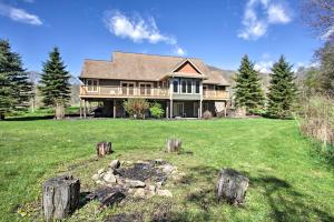 House w Deck, Fire Pit - 15 Mins to Snowshoe!