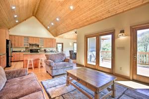 House w Deck, Fire Pit - 15 Mins to Snowshoe!