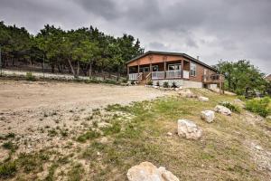 Cozy Canyon Lake Cabin with Hill Country Views! - image 1