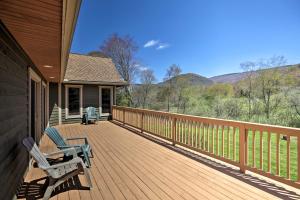 House w Deck, Fire Pit - 15 Mins to Snowshoe!