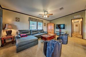 Cozy Canyon Lake Cabin with Hill Country Views! - image 2