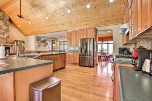 House w Deck, Fire Pit - 15 Mins to Snowshoe!