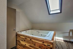 Burkesville Apt with Deck, Views and Pool Access!