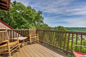 Apartment room in Burkesville Apt with Deck Views and Pool Access!