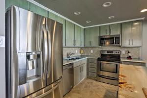 Panama City Beach Condo with Balcony and Ocean Views