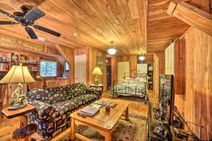 Creekside Cabin about 10 Mi from Bowling Green!