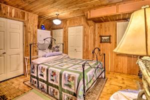 Creekside Cabin about 10 Mi from Bowling Green!