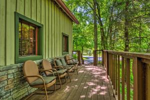 Creekside Cabin about 10 Mi from Bowling Green!