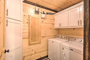 Large Upscale Cabin Hot Tub, Fire Pit, Pool Table