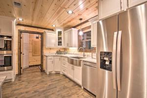 Large Upscale Cabin Hot Tub, Fire Pit, Pool Table