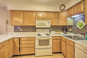 Lincoln Resort Condo with Pool Access - Near Hiking!