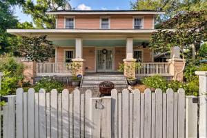 Holiday Home room in Historic Charmer-Walk to Downtown Sarasota!