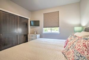 Lake Chelan Condo, Walk to Brewery and Wineries