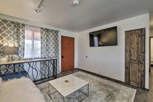 Cottage with Patio and Grill - 25 Min to Taos Valley!