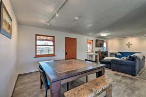 Chic Studio with Grill - 25 Mins to Taos Ski Valley!