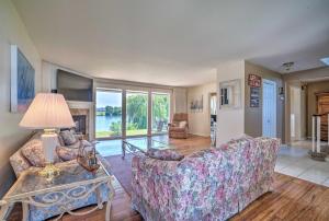 Lake House with Hot Tub - 1 Mi to Surf n Slide