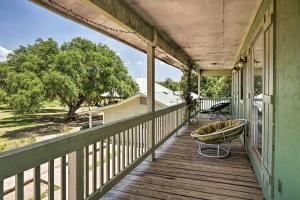 Renovated Austin Apt with Pool at Stunt Ranch!