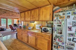 Cozy Lakefront Madison Cabin with Dock and Kayaks